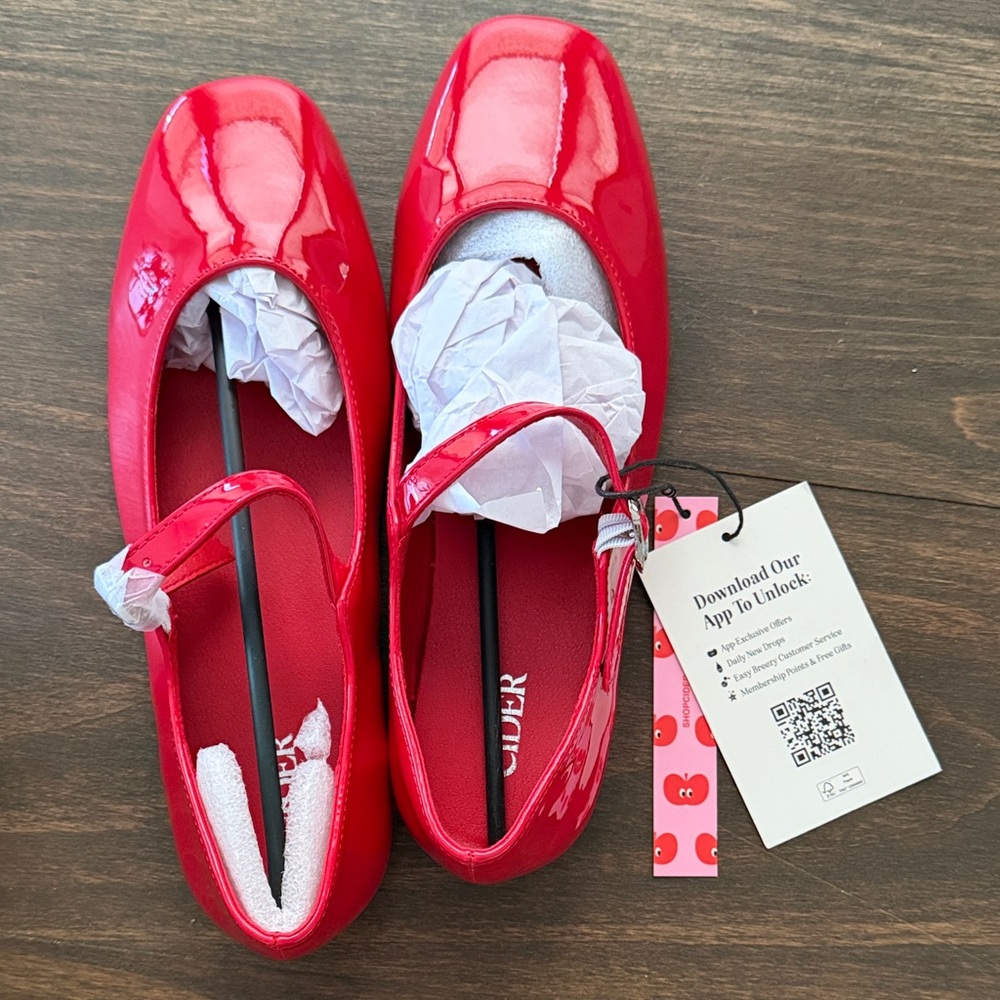 Cider Shiny Red Mary Janes size 38/8 NWT